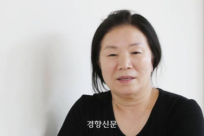 5·18 성폭력 피해자 증언대회에서 공개 발언하는 김복희씨가 지난 26일 광주 남구 한 자택에서 증언대회 준비를 하고 있다. 한수빈 기자