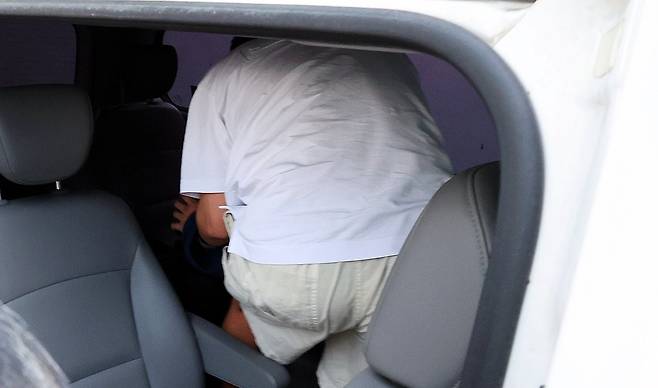 An accomplice of Kim gets into an escort van after attending a pre-trial detention hearing at the Gwangju District Court on Saturday. [YONHAP]