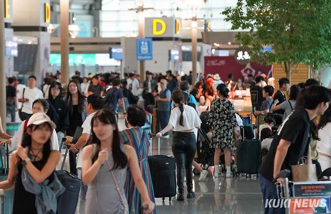 지난 13일 인천국제공항 제1터미널이 관광객들로 붐비고 있다. 사진=유희태 기자