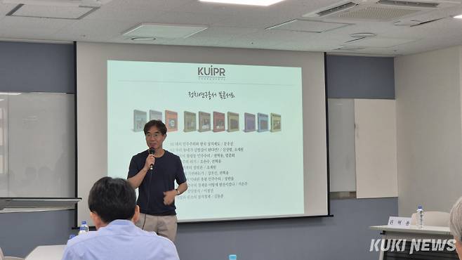 27일 북콘서트 시작에 앞서 인사말을 하는 권혁용 고려대 정치연구소장(고려대 정치외교학과 교수). 사진=황인성 기자&nbsp;