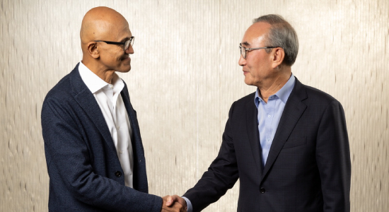 KT CEO Kim Young-shub (right) and Microsoft CEO Satya Nadella are shaking hands after signing a strategic partnership at Microsoft’s headquarters in Redmond, Washington, on the 27th. (KT)