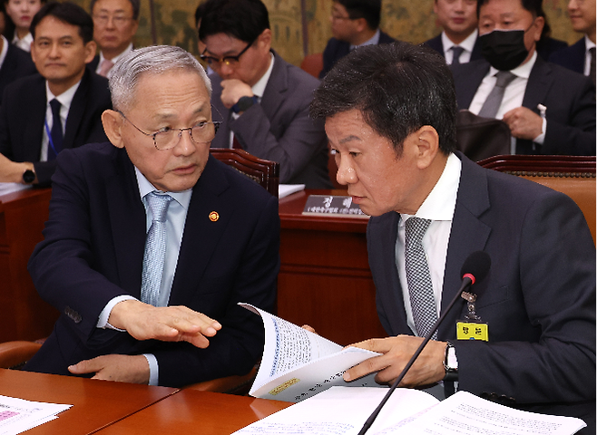 대화하는 문화체육관광부 유인촌 장관과 대한축구협회 정몽규 회장. 사진=연합뉴스 제공