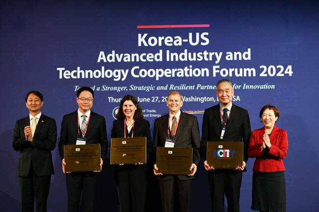 지난 6월 27일 미국 워싱턴에서 열린 한·미 첨단산업기술협력 포럼에서 안덕근(왼쪽부터) 산업통상자원부 장관, 임성규 조지아텍 교수, 알리사 윌콕스 퍼듀대 부총장, 하디 알라비 존스홉킨스대 부학장, 김재홍 예일대 교수, 민병주 한국산업기술진흥원(KIAT) 원장이 기념촬영을 하고 있다.  KIAT 제공