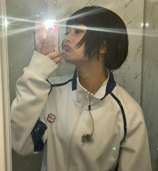 애플 아이폰으로 셀카를 찍는 뉴진스 하니. 뉴진스는 SK텔레콤의 아이폰16 모델로 활동한다. [뉴진스 공식 인스타그램]