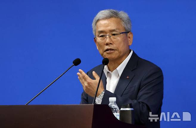 [세종=뉴시스] 강종민 기자 = 김동철 한국전력공사 사장이 28일 세종시 정부세종청사에서 열린 산업통상자원부 출입기자 간담회에서 전력망 적기확충과 전자파 안전성, 전기요금 인상 등 질문에 답하고 있다. 2024.08.28. ppkjm@newsis.com