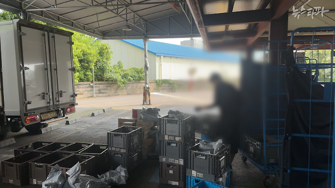 지난 8월 23일 촬영한 쿠팡 제주2캠프의 모습. 한 배송기사가 롤테이너(쿠팡에서 쓰는 이동형 배송 케이지) 안에 들어 있는 상품들을 꺼내 다시 진열하는 분류 작업을 하고 있다. 배송기사들에게 분류 작업은 아무 대가 없는 '공짜 노동'이다.&nbsp;&nbsp;