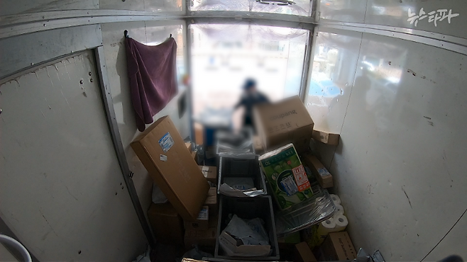 지난 8월 23일 동행한 제주도 쿠팡 배송기사가 트럭에서 상품을 꺼내는 모습. 이 기사는 계속 빨리 걷거나 뛰면서 일했다. 기사는 "하루 12시간 정도 일하지만 쉬거나 밥 먹을 시간은 없다. 퇴근해야 밥을 먹을 수 있다"고 말했다.&nbsp;