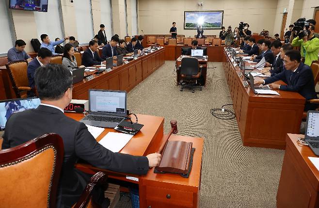 30일 오전 열린 국회 환경노동위원회 전체회의에서 더불어민주당 소속 안호영 위원장이 의사봉을 두드리고 있다. 연합뉴스