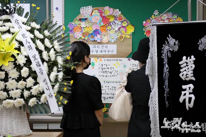 서울 서이초등학교 교사의 49재일였던 지난해 9월 4일 서울 서이초 교사의 교실에서 고인의 지인들이 슬퍼하고 있다. 박종민 기자