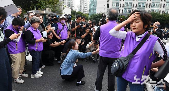 박희영 용산구청장이 이태원 참사 부실 대응 혐의로 재판에 넘겨져 1심에서 무죄를 선고받은 30일 오후 서울 마포구 서부지법에서 이태원 참사 유가족들이 눈물을 흘리고 있다. 황진환 기자