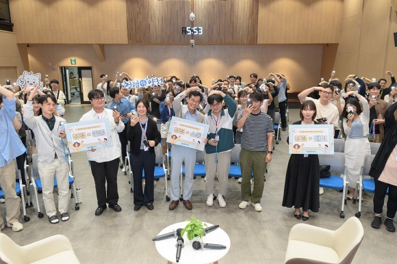 이기재(가운데) 서울 양천구청장이 지난 26일 진행된 ‘구청장과 함께하는 청렴 토크 콘서트’에서 직원들과 함께 기념촬영을 하고 있다. 양천구 제공