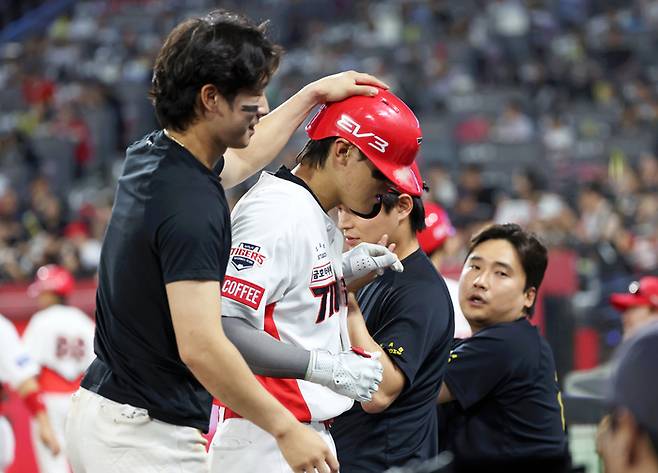 KIA 김도영이 30일 광주 NC전에서 7회말 마지막 타석을 마치고 들어오자 박찬호가 격려해주고 있다. 연합뉴스