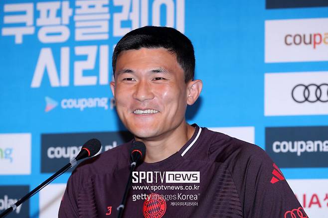 ▲ 마테우스는 "김민재가 나폴리에서 한 것처럼 플레이하는 게 불가능하다. 바이에른 뮌헨에서 보여준 플레이는 전혀 다르다"며 "나폴리에서 보여준 태클에서 강점도 이제는 가지고 있지 않다"라고 비판했다. 한 달 만에 생각을 바꿨다. 레버쿠젠을 상대로 보여준 철기둥다운 면모에 "다시 정상 궤도로 돌아왔다"고 평했다. 그 중심에 뱅상 콤파니 신임 감독의 신뢰를 들었다. 김민재도 콤파니 감독의 세심한 수비 전술을 칭찬했다.&nbsp;