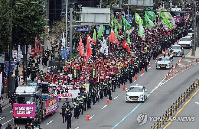 '용산으로' (서울=연합뉴스) 한종찬 기자 = 28일 오후 서울역 앞에서 전국민중행동·윤석열정권퇴진운동본부 주최로 열린 윤석열 정권 퇴진 시국대회에서 참가자들이 집회를 마친 뒤 행진하고 있다. 2024.9.28 saba@yna.co.kr