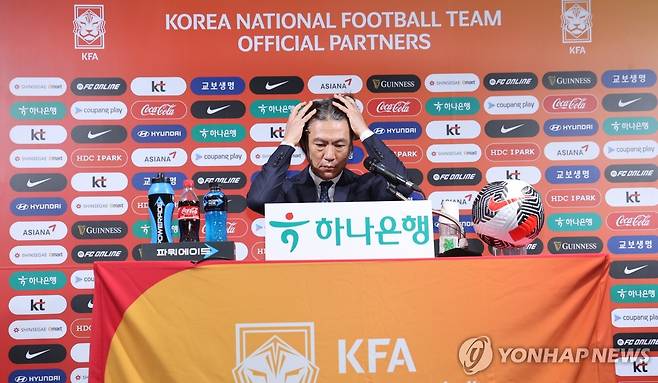 기자회견 참석하는 홍명보 감독 (서울=연합뉴스) 신현우 기자 = 홍명보 축구 국가대표팀 감독이 30일 오전 서울 종로구 축구회관에서 열린 2026 북중미 월드컵 아시아 3차 예선 B조 3, 4차전 대표 선수 명단 발표 기자회견에 참석하고 있다. 2024.9.30 nowwego@yna.co.kr