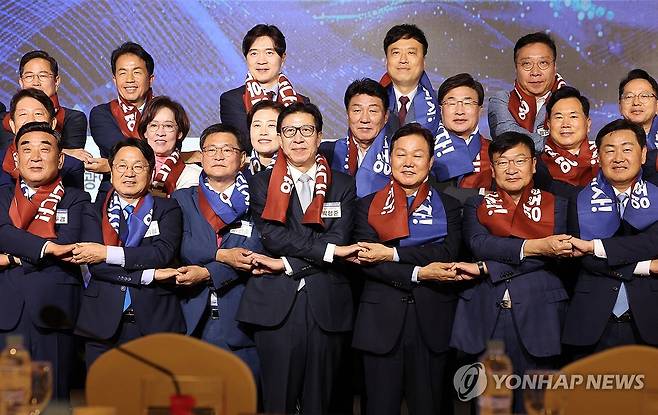 영호남의 상생과 화합을 위해 (서울=연합뉴스) 임화영 기자 = 30일 오전 서울 영등포구 FKI타워에서 열린 영호남 시도지사-국회의원 상생협력 회의에서 박완수 경남도지사, 박형준 부산시장, 강기정 광주시장 등 참석자들이 기념촬영하고 있다. 2024.9.30 hwayoung7@yna.co.kr