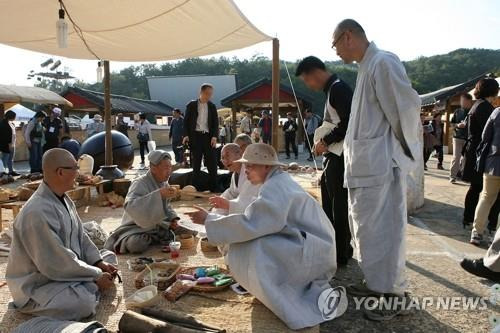 승려들 산중 장터 '승시 축제' [대구시 제공·연합뉴스 자료사진. 재판매 및 DB 금지]