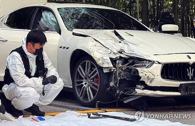 마세라티 정밀 감정하는 국과수 (광주=연합뉴스) 정다움 기자 = 지난 25일 오후 광주 서부경찰서에서 국립과학수사연구원 관계자들이 '음주 뺑소니 사망사고' 차량인 마세라티를 대상으로 정밀 감정을 하고 있다. 2024.9.26 daum@yna.co.kr