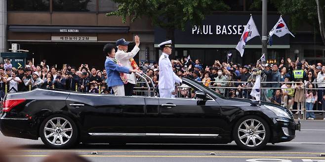 건군 제76주년 국군의 날 시가행진이 열린 1일  호국용사인 송치선, 안상정 6·25 참전용사를  태운 차량이 서울광장에서 광화문 방면으로 행진하고 있다.(사진=연합뉴스)