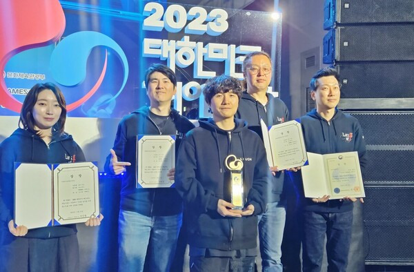 2023 대한민국 게임대상 대상을 수상한 라운드8 스튜디오 P의 거짓 개발진 . 사진=게임산업협회