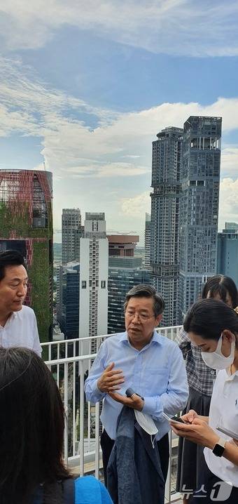 2022년 오세훈 서울시장과 함께 싱가포르를 방문한 김헌동 SH공사 사장(가운데)이 노후임대 재정비사업에 대해 설명하고 있다.(SH공사 제공)