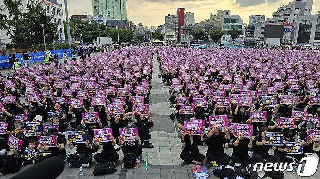 4일 광주 동구 옛 전남도청 앞 5·18민주광장에서 열린 '서이초 교사 49재 광주 추모의 날 ' 집회에서 교사들이 피켓을 들고 교권보호를 촉구하고 있다.2023.9.4./뉴스1 ⓒ News1 서충섭 기자