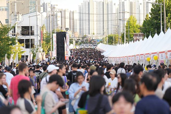 지난 28일 대전 동구 소제동 대전역 동광장 인근에서 열린 '2024 대전 빵 축제'에 몰린 방문객. /대전관광공사