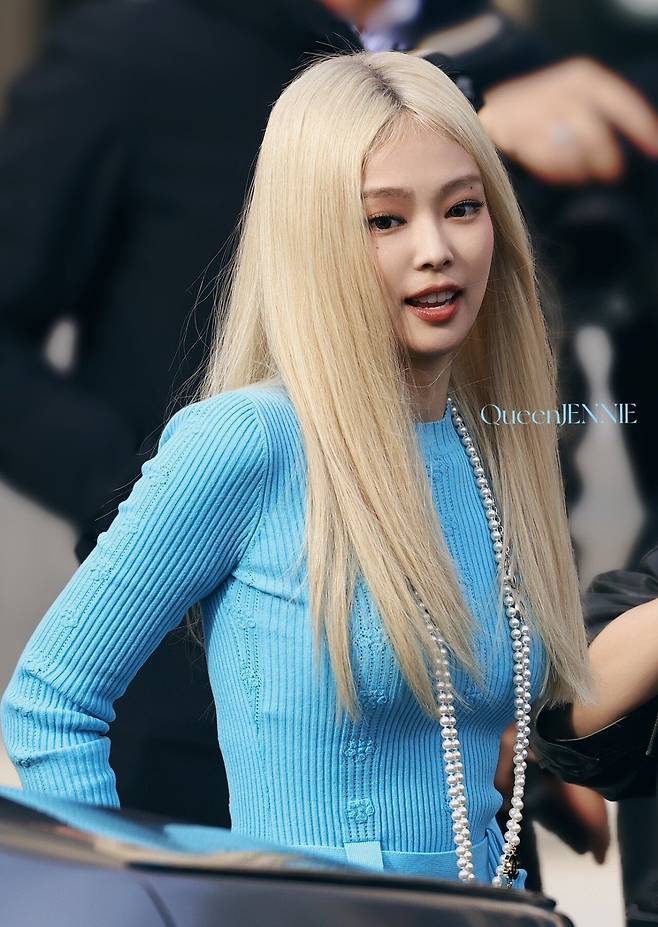 sgSgvC.jpg 어제 파리 패션쇼 참석한 2,3,4세대 대표 비쥬얼 여돌들.jpg