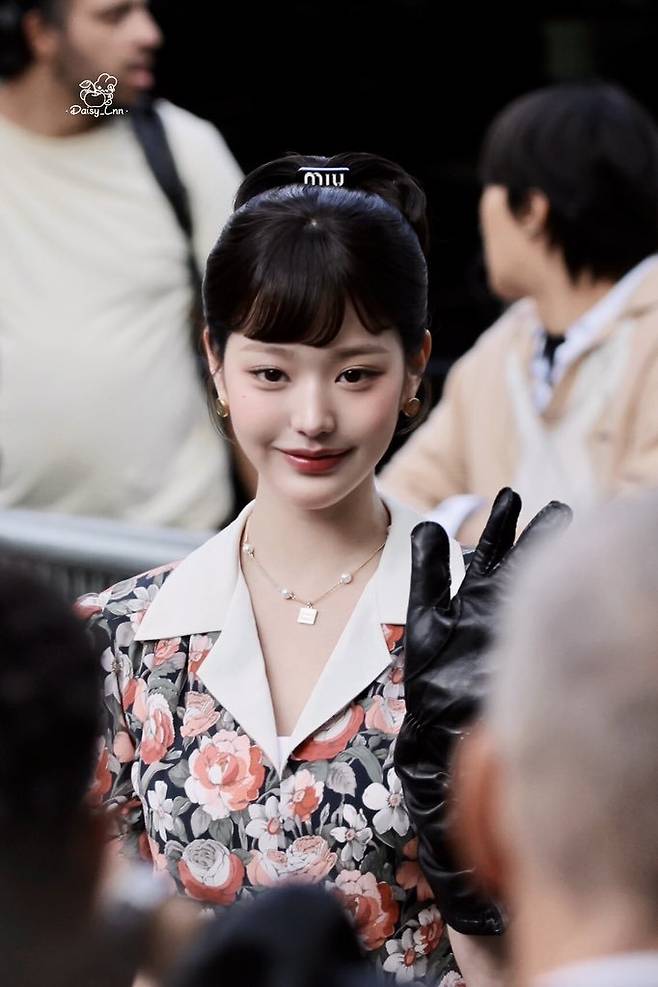 zLuxWi.jpg 어제 파리 패션쇼 참석한 2,3,4세대 대표 비쥬얼 여돌들.jpg