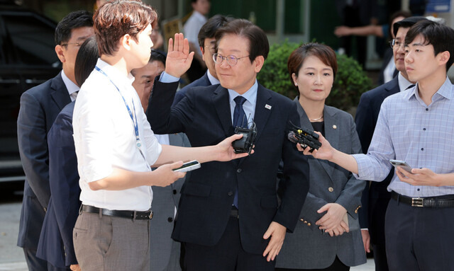 이재명 더불어민주당 대표가 지난 30일 오후 서울 서초구 서울중앙지법에서 열린 위증교사 혐의 관련 1심 결심공판에 출석하기 위해 법정으로 향하며 지지자들을 향해 손을 흔들고 있다. 연합뉴스