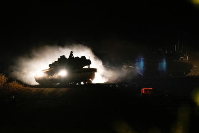 이스라엘군 탱크가 지난달 30일 레바논 접경 지역인 이스라엘 북부에서 이동하고 있다. AP 연합뉴스