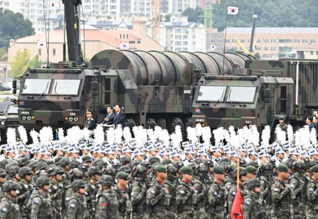 1일 경기 성남 서울공항에서 열린 제76주년 국군의날 기념식에서 윤석열 대통령과 김용현 국방부 장관이 고위력 탄도미사일 현무-5 앞으로 사열하고 있다. 대통령실사진기자단