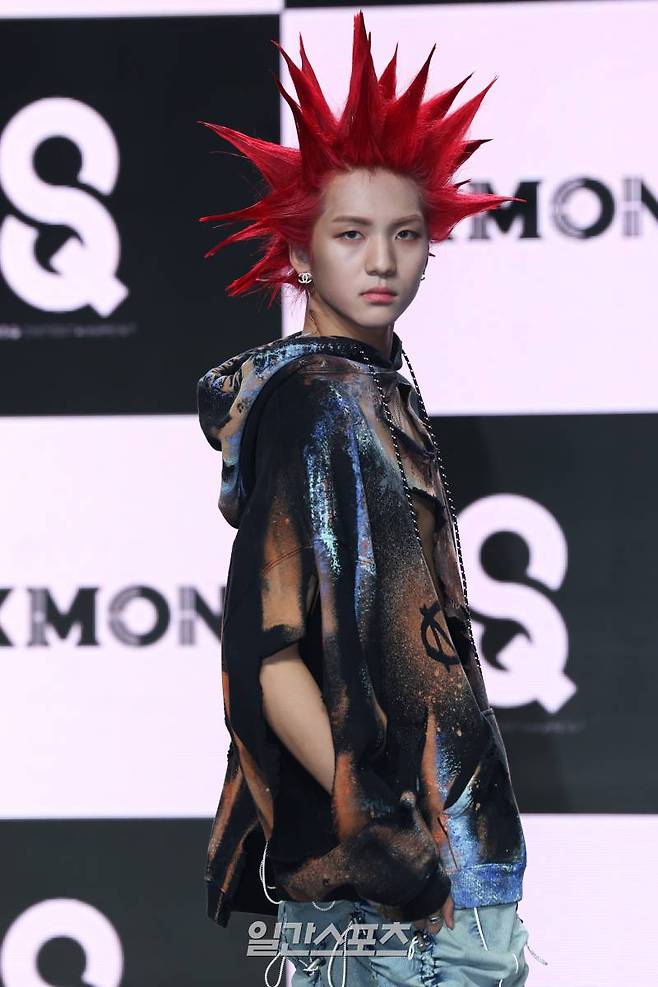 그룹 다이몬 조가 17일 오후 서울 강남구 일지아트홀에서 열린 첫 번째 미니앨범 'HYPERSPACE'(하이퍼스페이스) 발매 기념 쇼케이스에 참석해 포즈를 취하고 있다. 데뷔 앨범 ‘HYPERSPACE’에는 ‘N.W.B’, ‘Burn Up(번 업)’, ‘SPARK(스파크)’, ‘딸기도둑’, ‘Burn Up(Inst.)’, ‘SPARK(Inst.)’ 등 꿈을 향한 다이몬의 열정을 느낄 수 있는 여섯 곡이 수록됐다. 서병수 기자 qudtn@edaily.co.kr /2024.01.17/