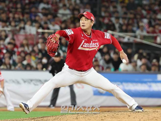 1일 오후 수원 케이티위즈파크에서 열린 SSG와 KT의 2024 프로야구 5위 결정전. SSG 투수 김광현이 8회 등판 역투하고 있다. 수원=정시종 기자 capa@edaily.co.kr /2024.10.01.