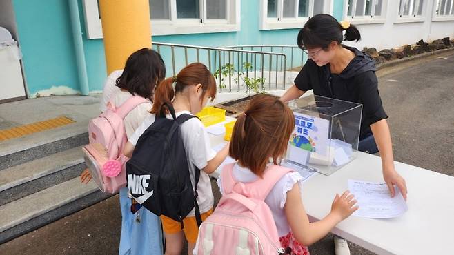 수거한 폐자원을 학교에 가져온 학생들 (사진, 서귀포시)