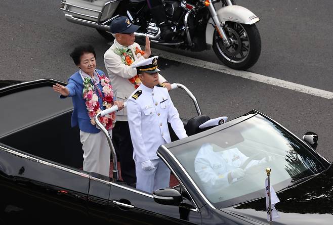 Two Korean War veterans Song Chi-seon (back right) and An Sang-jeong (back left) are seen in a parade for patriotic heroes and their families in Jung-gu, central Seoul, Tuesday. (Yonhap)