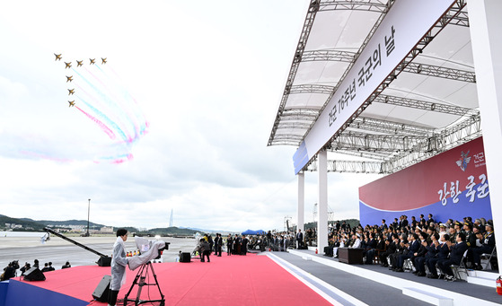 The South Korean Air Force’s Black Eagles aerobatic team appears over the skies at a ceremony marking the 76th Armed Forces Day at Seoul Air Base in Seongnam, Gyeonggi, Tuesday. [JOINT PRESS CORPS]