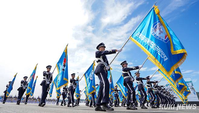 지난 25일 서울공항에서 열린 제76주년 국군의날 기념식 미디어데이 행사에서 도보부대가 분열하고 있다.