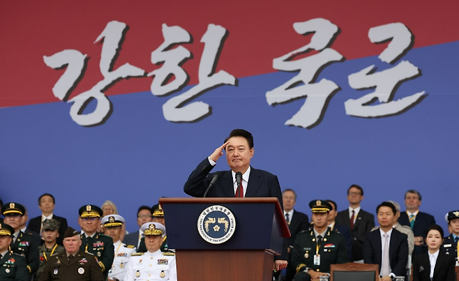 윤석열 대통령이 1일 성남 서울공항에서 열린 건군 76주년 국군의날 기념식에서 기념사를 마치고 거수경례를 하고 있다. 연합뉴스 