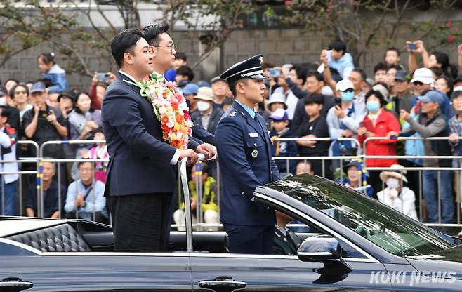 1일 퍼레이드에는 역대 최초의 호국영웅 카퍼레이드가 시작됐다. 카퍼레이드에는 6·25전쟁 참전용사 류재식씨와 북한 목함지뢰 도발로 두 다리를 잃은 하재헌 중사 등 호국영웅과 유족 10명이 함께 했다.