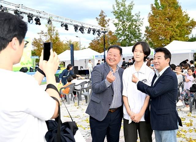 김경일 파주시장과 박정 국회의원이 지난 28일 열린 ‘제3회 파주 청년희망축제’를 찾은 청소년과 기념촬영을 하고 있다. 파주시 제공