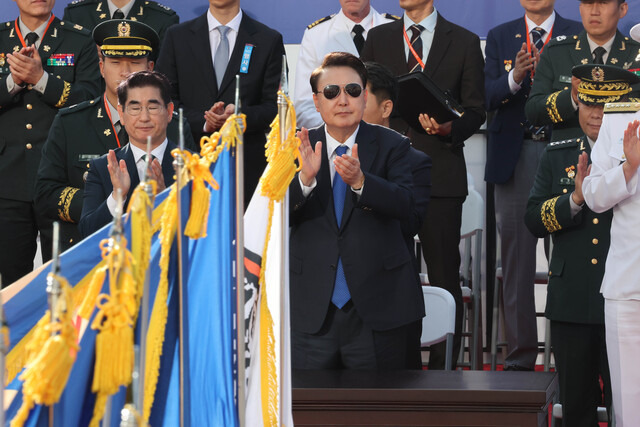 1일 오후 서울 광화문에서 열린 제76주년 국군의 날 시가행진 행사에서 윤석열 대통령이 호국영웅 및 유족들과 함께 행진을 지켜보고 있다. 대통령실 사진기자단