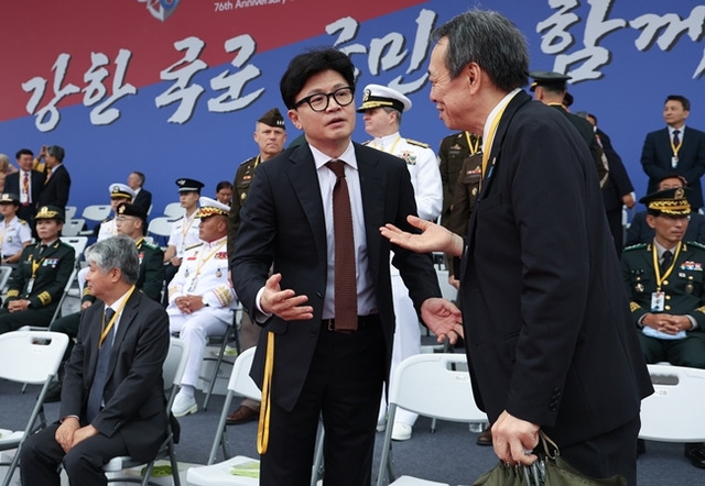 국민의힘 한동훈 대표가 1일 성남 서울공항에서 열린 건군 76주년 국군의날 기념식에 참석해 미즈시마 고이치 주한일본대사와 대화하고 있다. 연합뉴스