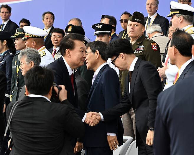 국군의 날 기념식서 만난 尹·韓 1일 경기 성남 서울공항에서 열린 제76주년 국군의 날 기념식에서 윤석열 대통령이 한동훈 국민의힘 대표와 악수하고 있다. [이승환 기자]