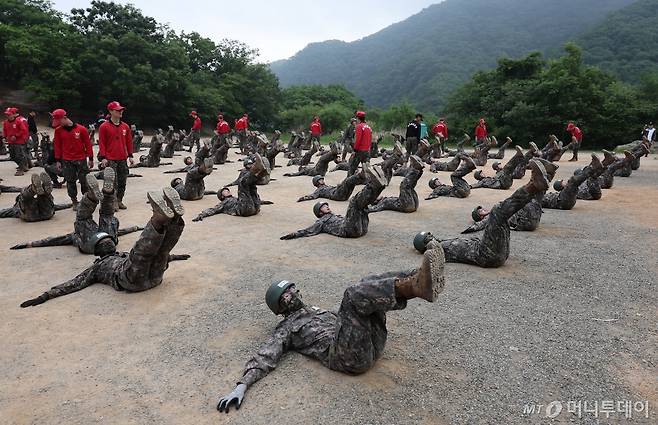 군인이 명령에 복종하지 않고 상관에게 모욕을 가하거나 폭행하는 등의 '하극상' 범죄가 지난해 약 400건 발생한 것으로 집계됐다. 사진은 지난 5월 육군 장병들이 유격훈련을 받고 있는 모습. 사진과 기사는 무관. / 사진=뉴스1