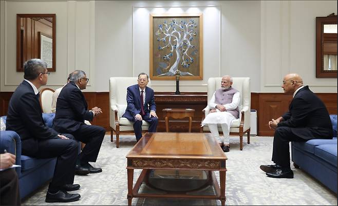 나렌드라 모디(오른쪽 두 번째) 인도 총리가 프랭크 황(왼쪽 세 번째) 대만 PSMC 회장 등과 26일(현지시간) 인도 뉴델리에서 회담을 갖고 기념촬영하고 있다. [나렌드라 모디 X]