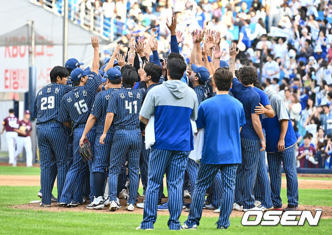 [OSEN=대구, 이석우 기자] 22일 대구삼성라이온즈파크에서 2024 신한 SOL 뱅크 KBO 리그 삼성 라이온즈와 키움 히어로즈의 경기가 열렸다. 홈팀 삼성은 원태인이 방문팀 키움은 후라도가 선발 출전했다. 삼성 라이온즈 선수들이 키움 히어로즈에 9-8로 승리, 2위를 확정짓고 기쁨을 나누고 있다. 2024.09.22 / foto0307@osen.co.kr