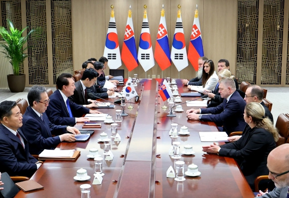 한·슬로바키아 ‘전략적 동반자 관계’ 격상 - 윤석열 대통령이 30일 공식 방한한 로베르트 피초(윤 대통령 맞은편) 슬로바키아 총리와 대통령실에서 정상회담을 하고 있다. 양국 정상은 이날 상호 전략적 동반자 관계 수립에 대한 공동성명을 채택하고 관계 격상을 통해 정무·안보·국방, 경제통상, 과학·의료·사회·문화, 국제 분야 등에서 전방위적 협력을 강화하기로 했다. 또 포괄적 에너지 협력 업무협약(MOU)을 체결해 에너지와 과학기술 분야의 협력 확대 기반을 마련했다. 윤 대통령은 “양국 협력 역사에 있어 새로운 이정표이자 미래 협력을 향한 중요한 토대가 될 것”이라며 “양국은 전략적 동반자로서 새로운 30년을 함께 만들어 나갈 것”이라고 강조했다. 연합뉴스