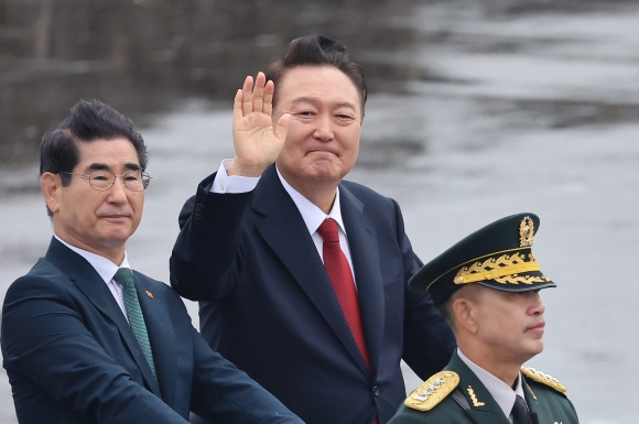 윤석열 대통령이 1일 경기도 성남 서울공항에서 열린 국군의 날 기념식에서 김용현 국방장관과 함께 사열하며 손인사를 하고 있다. 2024.10.1 뉴스1