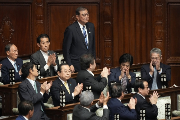 이시바 시게루 자민당 총재가 1일 임시국회에서 일본의 102대 총리로 공식 선출된 뒤 동료 의원들의 박수를 받고 있다. 이날 이시바 신임 총리는 당내 파벌이 없고 각료 경험이 없는 인물을 중심으로 꾸린 1기 내각을 발표하면서 쇄신 의지를 내비쳤다. 도쿄 AP 연합뉴스